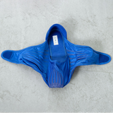 Ein einzelner blauer Yogaschuh der Marke ShopYoga. Das Bild zeigt, wie sie aussehen, wenn sie offen sind. Sie können als alternative zu Yogasocken angezogen werden.