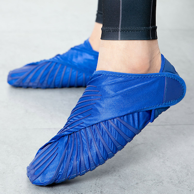 Ein Paar blaue Yoga Schuhe der Marke ShopYoga. Diese können als alternative zu Yoga Socken angezogen werden.