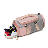 Von der Seite betrachtet ist der Rucksack von ShopYoga mit extra Schuhfach, dass offen ist mit einem Paar Schuhe, in rosa /grauer Farbe, auch als Sporttasche zu benutzen. Er hat zusätzlich ein Nassfach und eignet sich somit für das feuchte Handtuch.