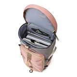 Von oben zu öffnen ist der Rucksack von ShopYoga mit extra Schuhfach in rosa /grauer Farbe, auch als Sporttasche zu benutzen. Ist aber auch eine Yogatasche für Damen oder wegen dem Nassfach als Fitnesstasche geeignet.